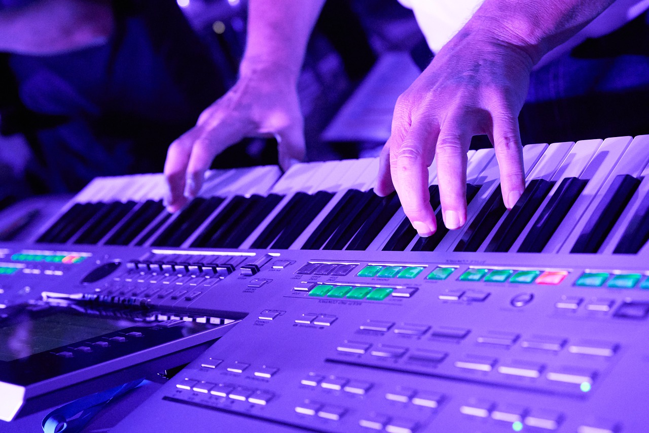 https://pixabay.com/de/keyboard-konzert-musik-2921905/
